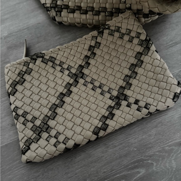 Elegant Woven Tote Bag - Black and Tan - Picture 3 of 6